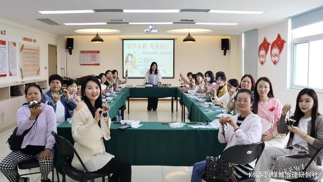 行”——关爱巾帼司机母亲节暖心活动麻将胡了app“香伴车程 母爱同(图3)