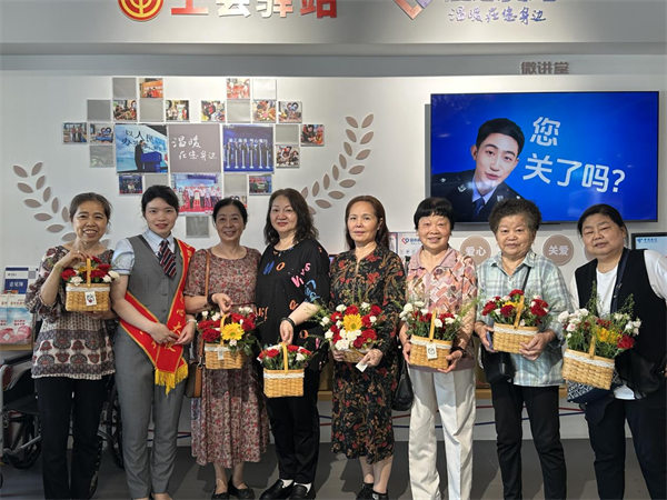 信爱心翼站开展母亲节公益服务麻将胡了试玩网站免费重庆电(图4)